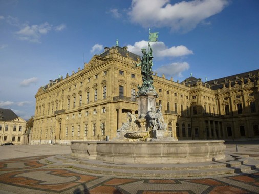 Wuerzburger-Nachtwaechter-Residenz-Brunnen